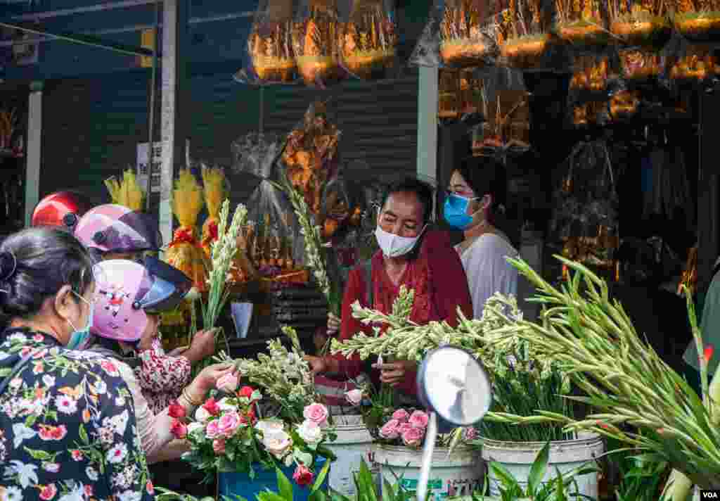 ទិដ្ឋភាព​ទូទៅ​នៃ​ការ​ត្រៀម​រៀបចំ​​​ពិធី​បុណ្យ​ចូលឆ្នាំ​ខ្មែរ​​របស់​ពលរដ្ឋ​កម្ពុជា​ រាជធានី​ភ្នំពេញ នៅថ្ងៃ​ទី​ ១៣ ខែ​មេសា​ ឆ្នាំ២០២០។ (ខាន់​ សុគុំ​មនោ​/VOA)