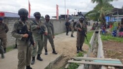 Personel Brimob yang sedang berjaga di sekitar lingkungan Pos Komando Taktis Satgas Operasi Madago Raya di desa Tokorondo, Poso Pesisir, Kabupaten Poso, Sulawesi Tengah, Rabu (23/12/2020) Foto : Yoanes Litha