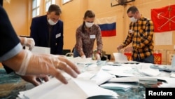 Suasana di sebuah tempat pemungutan suara di St. Petersburg, Rusia saat menghitung hasil peungutan suara untuk amandemen konstitusi Rusia, 1 Juli 2020 (Reuters)