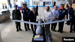 菲律宾国防部长洛伦扎那和美国驻菲律宾大使金成2018年3月13日马尼拉市的一个空军基地视察美国扫描鹰无人机。