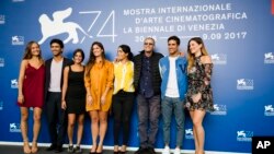 De gauche à droite, les acteurs Lou Luttiau, Salim Kechiouche, Mel Einda, Ophelie Bau, Hafsia Herzi, le réalisateur Abdellatif Kechiche et les acteurs Shain Boumedine et Alexia Chardard lors de la séance photo du film "Mektoub, mon amour : Canto Uno" la 74e édition du Festival du