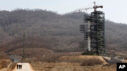 지난 2012년 4월 북한 동창리 미사일 발사대에 은하-3호 장거리 로켓이 발사대기 상태로 세워져있다. 북한은 19일 남북 정상이 채택한 평양공동선언을 통해 동창리 엔진시험장과 발사대를 영구 폐쇄하기로 했다.