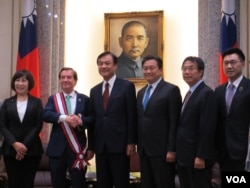 罗伊斯议员接受台湾立法院赠勋 (美国之音张永泰拍摄)