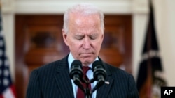 조 바이든 미국 대통령이 22일 백악관에서 신종 코로나바이러스 희생자들을 추모했다.