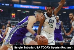 Nemanja Bjelica u prodoru protiv Derika Fejvorsa iz Jute (Foto: Reuters/Sergio Estrada-USA TODAY Sports)