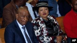 Le Premier ministre du Lesotho, Thomas Thabane, à gauche, et son épouse Maesaiah comparaissent devant le tribunal de Maseru, le 24 février 2020.