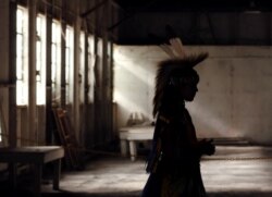 Apachi qabilasi qizi etnik kiyimda