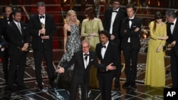 Michael Keaton, left, and Alejandro G. Inarritu, and the cast and crew of “Birdman or (The Unexpected Virtue of Ignorance)” accept the award for the best picture at the Oscars on Sunday, Feb. 22, 2015, at the Dolby Theatre in Los Angeles. (Photo by John Shearer/Invision/AP)