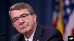 រដ្ឋ​មន្រ្តី​ការពារ​ប្រទេស​អាមេរិក​ លោក Ash Carter ថ្លែង​ក្នុង​សន្និសីទ​កាសែត​នៅ​មន្ទីរ​បញ្ចកោណ កាលពី​ថ្ងៃទី២៥ ខែមីនា ឆ្នាំ២០១៦។