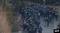 ရာထူးကဆိုင်းငံ့ခံထားရတဲ့ တောင်ကိုရီးယားသမ္မတ Yoon ရဲ့နေအိမ်ထဲကို ဝင်ရောက်လာကြတဲ့ ရဲတပ်ဖွဲ့ဝင်များ။ (ဇန်နဝါရီ ၁၅၊ ၂၀၂၅)