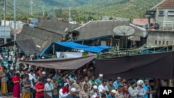 Warga Muslim beribadah sholat Jumat di masjid darurat pasca gempa yang mengguncang kawasan Pamenang, Lombok, 11 Agustus 2018.