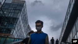 چند شهر در مرکز گردشگری جزیره هاینان چین، روز جمعه قرنطینه را تمدید کرده‌اند