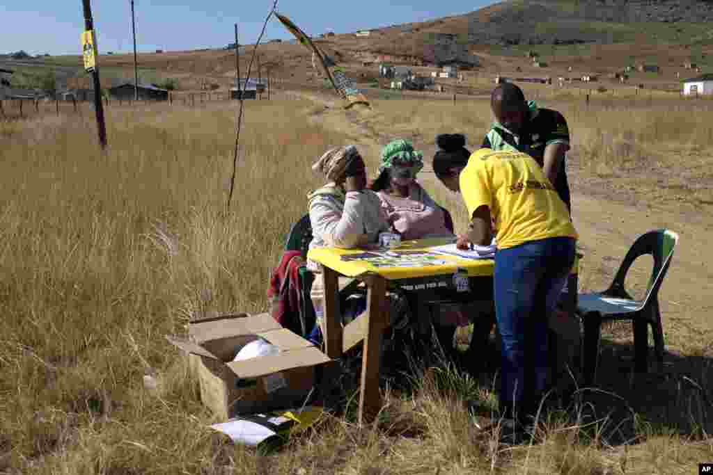 Para anggota partai ANC memeriksa para pemilih sebelum memasuki TPS di Mount Fletcher, Eastern Cape, Afrika Selatan (7/5).&nbsp;(AP/Jerome Delay)