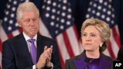 Mantan presiden AS Bill Clinton bertepuk tangan untuk istrinya, kandidat presiden AS dari Partai Demokrat, Hillary Clinton, yang memberikan pidato kekalahan dalam pemilihan presiden AS di kota New York (9/11). (AP/Matt Rourke) 