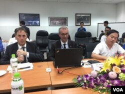 លោក George Edgar ឯកអគ្គរដ្ឋទូត​សហភាព​អឺរ៉ុប​ប្រចាំ​កម្ពុជា​(ឆ្វេង) ​និង​លោក Eric Delobel (កណ្តាល)នាយក​ប្រតិបត្តិ​អាកាសយានដ្ឋាន​កម្ពុជា​ថ្លែង​នៅ​ក្នុង​អាកាសយានដ្ឋាន​អន្តរជាតិ​សៀមរាប​កាលពី​ថ្ងៃទី​០៤ ខែធ្នូ ឆ្នាំ ២០១៨។ (ទុំ ម្លិះ/VOA)