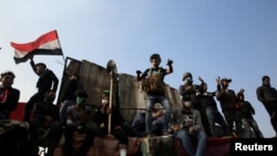 Para pedemo dalam demonstrasi anti-pemerintah di jembatan Ahrar di Baghdad, Irak, 18 November 2019/ 