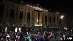 Демонстранты участвуют в акции протеста у здания парламента в Тбилиси, Грузия, 2 февраля 2025 года