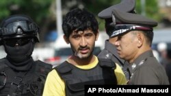 ប៉ូលិស​ថៃកំពុងនាំយកជនសង្ស័យមួយរូបដែលត្រូវបានសង្ស័យក្នុងការបំផ្ទុះគ្រាប់បែកនៅទីក្រុងបាងកកកាលពីខែមុន។