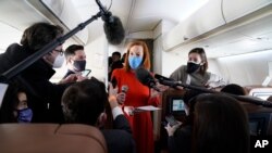 젠 사키 미국 백악관 대변인이 대통령 전용기 에어포스원 안에서 기자들의 질문에 답하고 있다. (자료사진)