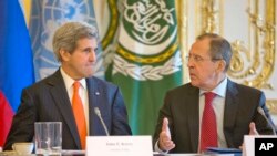 Menteri Luar Negeri AS John Kerry (kiri) mendengarkan Menteri Luar Negeri Rusia Sergey Lavrov sebelum pertemuan dengan utusan PBB Lakhdar Brahimi di Paris (13/1). (AP/Pablo Martinez Monsivais)