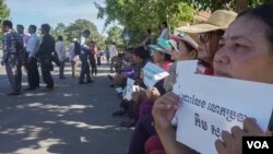 A group of Kem Sokha's supporters gather around the appeals court in Phnom Penh on Tuesday, September 26, 2017, to call for the release of Kem Sokha, the president of Cambodia National Rescue Party (CNRP). (David Boyle/VOA)