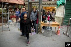 2017年11月4日，中国西部新疆地区喀什，居民经过安全检查点。