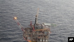 Salah satu anjungan pengeboran minyak di teluk Mexico milik Shell, Chevron dan British Petroleum (Foto: dok). Para peneliti telah menemukan metode baru untuk mencegah peningkatan pembekuan methan hidrat yang dapat menyumbat pipa minyak laut-dalam.