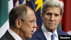 Rossiya Tashqi ishlar vaziri Sergey Lavrov (chapda) va AQSh Davlat kotibi Jon Kerri Suriyadagi vaziyat yuzasidan jurnalistlarga ma'lumot bermoqda, Nyu-York, AQSh, 30-sentabr, 2015-yil.