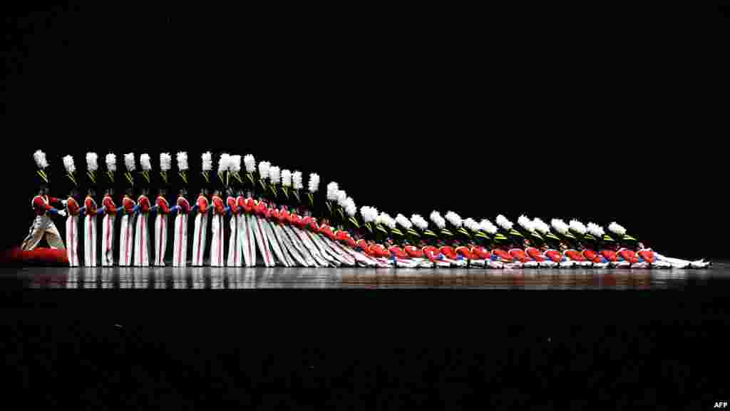 火箭女郎舞蹈团表演《胡桃夹子》中的《木制玩具兵游行》（2015年）。每年圣诞节前后，无线电音乐厅会推出应景的圣诞节舞台表演节目，吸引来自全球慕名而来的观众前往欣赏。