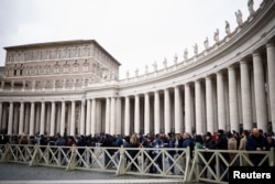 Faithful gather outside St. Peter's Basilica to pay homage to former Pope Benedict at the Vatican, January 2, 2023. (REUTERS/Guglielmo Mangiapane)