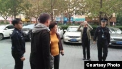 上海冯正虎的助选人遭警察盘查带走（网络图片）
