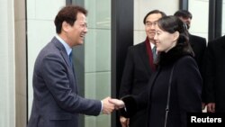 남북 정상회담 준비위원회 위원장을 맡은 임종석 대통령 비서실장(왼쪽)이 지난 2월 서울 중구 반얀트리 호텔에서 열린 만찬에서 김여정 북한 노동당 중앙위 제1부부장을 맞이하고 있다. 