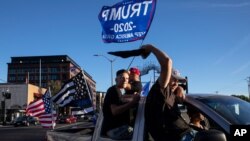 Pristalice Donalda Trampa tokom organizovanog karavana u subotu, 29. avgusta 2020 u Klakamasu, Oregon, na putu ka Portlandu. (AP Photo/Paula Bronstein )