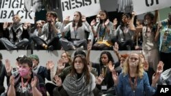 تجمع اعتراضی هواداران محیط زیست در حاشیه اجلاس اقلیمی «کاپ۲۹» باکو