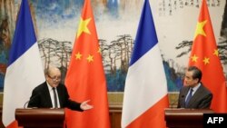 24일 베이징을 방문한 장 이브 르드리앙 프랑스 외무장관이 왕이 중국 외교부장과 공동 기자회견을 열었다.