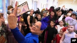 Medam yo pran foto selfie pandan yap patisipe nan yon selebrasyon Jounen Entenasyonal Fanm yo nan St. Petersburg, Larisi, 6 Mas, 2025.