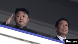 북한 평양에서 지난 7월 한국전 정전 60주년을 맞아 '전승절 기념 열병식'이 열린 가운데, 김정은 국방위원회 제1위원장(왼쪽)과 중국의 특사인 리위안차오 국가부주석이 열병식을 지켜보고 있다.