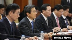 9일 서울 세종로 정부서울청사에서 열린 미 대선 관련 관계장관회의에서 황교안(왼쪽 두번째) 국무총리가 발언하고 있다. 