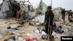 Palestinci pored razorenog šatora u Rafi (Foto: REUTERS/Hatem Khaled)