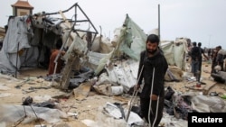 Sejumlah warga Palestina memeriksa tenda kamp pengungsi di Rafah, yang hancur akibat serangan Israel, pada 28 Mei 2024. (Foto: Reuters/Hatem Khaled)