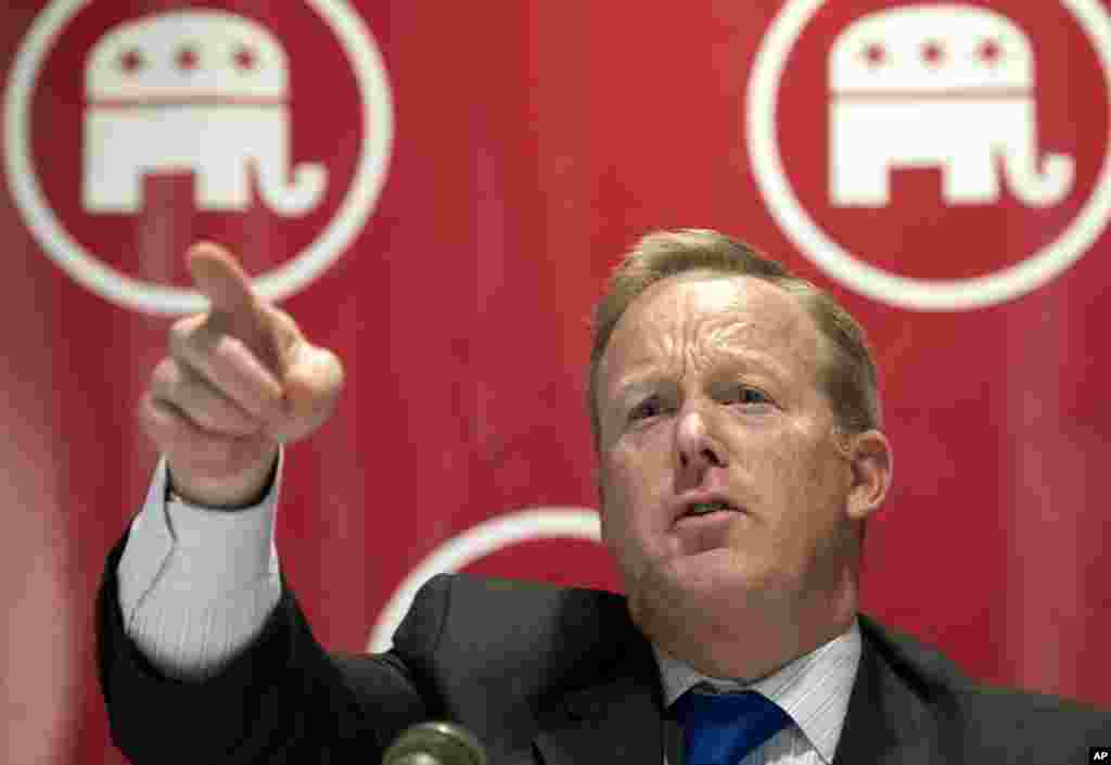 2016年11月14日，美国共和党全国委员会（RNC）首席战略师与通讯联络办公室主任肖恩&middot;斯派塞在选举后的新闻发布会上。他后来担任白宫通讯联络办公室主任和白宫发言人六个月又一天 。斯派塞是海军预备役军官，是中校，他一直是川普总统坚定的支持者，也一直为他的政策辩护。斯派塞在担任白宫发言人期间，曾有多次引发争议的发言。他在7月22日辞职后，原本的副发言人桑德斯成为发言人。 &nbsp;