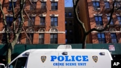 Sebuah kendaraan polisi terlihat di New York, 23 November 2020. Sebuah serangan 29 Maret 2021 di sebuah gedung apartemen dekat Times Square menyebabkan seorang perempuan Amerika keturunan Asia terluka parah. (Foto: AP)