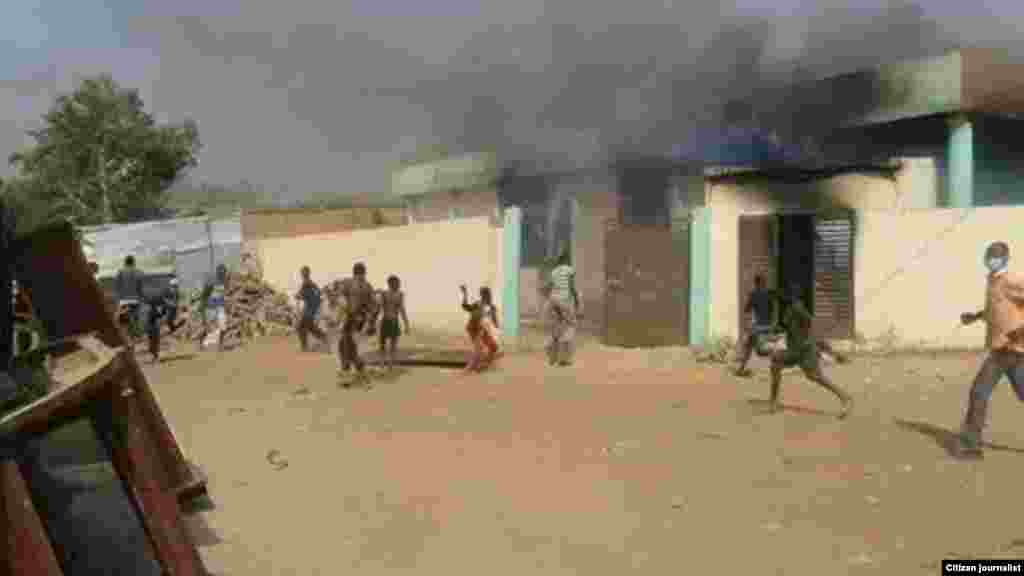 Masu zanga-zanga a Niamey, Nijer, Janairu 18, 2015.