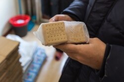 북한 주민이 유엔 세계식량계획(WFP)이 제공한 영양비스킷을 들고 있다.