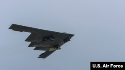 미 공군의 B-2 '스피릿' 스텔스 전략폭격기가 이륙하고 있다.