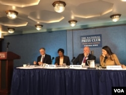 前联合国人权事务高级专员纳瓦尼特姆·皮莱（左二）（美国之音许宁摄）
