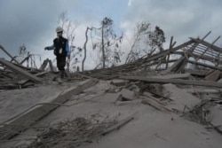 Seorang petugas menyisir kawasan yang luluh lantak diterjang awan panas Merapi pada 27 Oktober 2010. (Foto: Courtesy/M Fatchurochman)