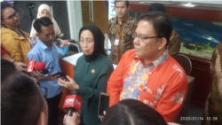 Anggota Ombudsman Ninik Rahayu dan anggota Ombudsman Adrianus Meliala. (Foto: VOA/Sasmito)
