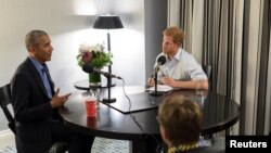 Obama et le Prince Harry lors de l'interview de la BBC diffusée le 27 décembre 2017.