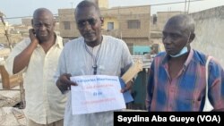 Des réfugiés mauritaniens à Guinaw Rails dans la banlieue de Dakar, au Sénégal, le 23 juin 2021. (VOA/Seydina Aba Gueye)